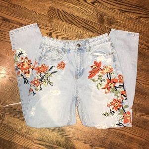 FLORAL EMBROIDERED MOM JEANS